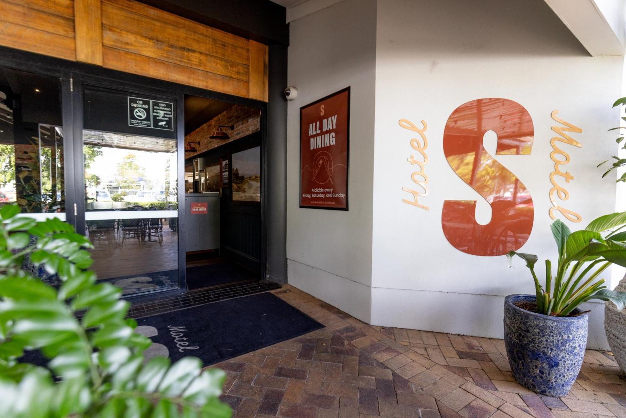Sundowner Hotel Motel Caboolture Exterior photo